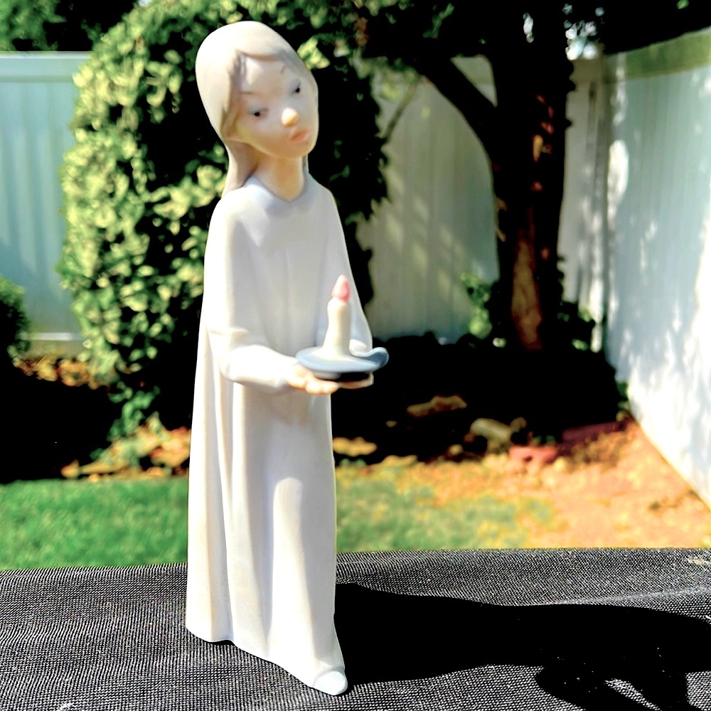 Lladro Girl w/Candle Bisque Fine Porcelain Figurine-Like New w/Original Box